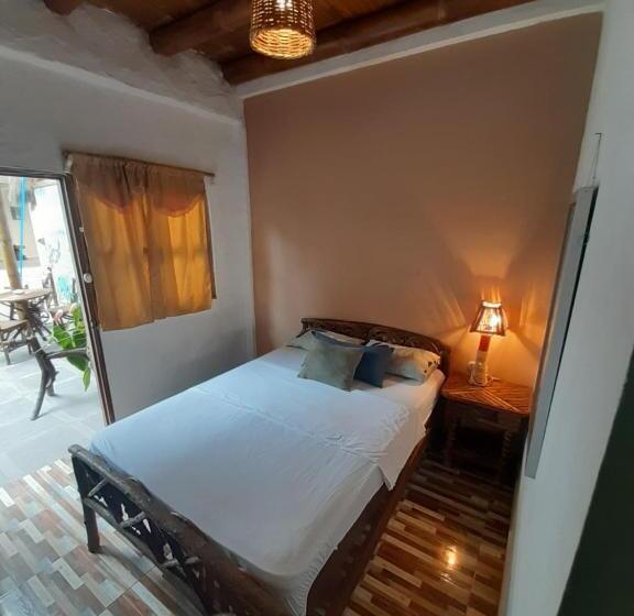 חדר סטנדרט לשלושה עם נוף לבריכה, Weekendhostal