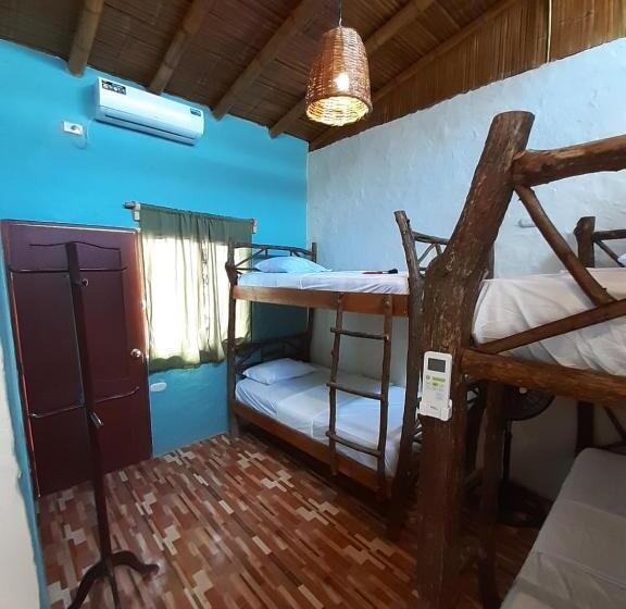 Четырехместный Номер Стандарт с Балконом, Weekendhostal