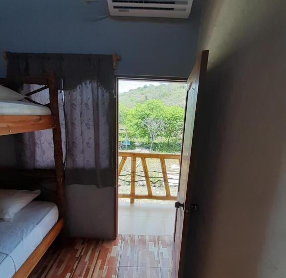 Четырехместный Номер Стандарт с Балконом, Weekendhostal