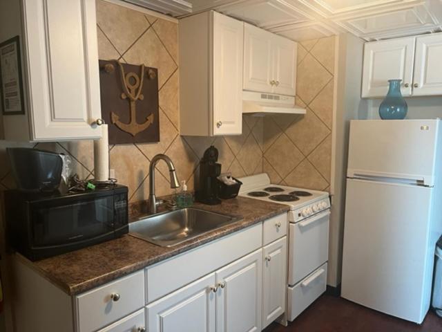 Семейный Номер, Carbone S Beachside Guest Rooms