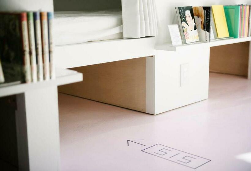 Кровать в Общей Комнате, Manga Art Hotel, Tokyo