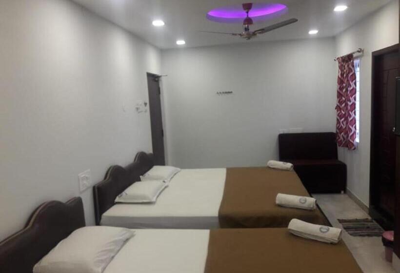 Четырехместный Номер Deluxe, Ramco Residency A/c