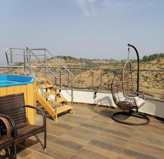 Люкс с Террасой, Pooja Villa Suites Rooms And Pool, Igatpuri