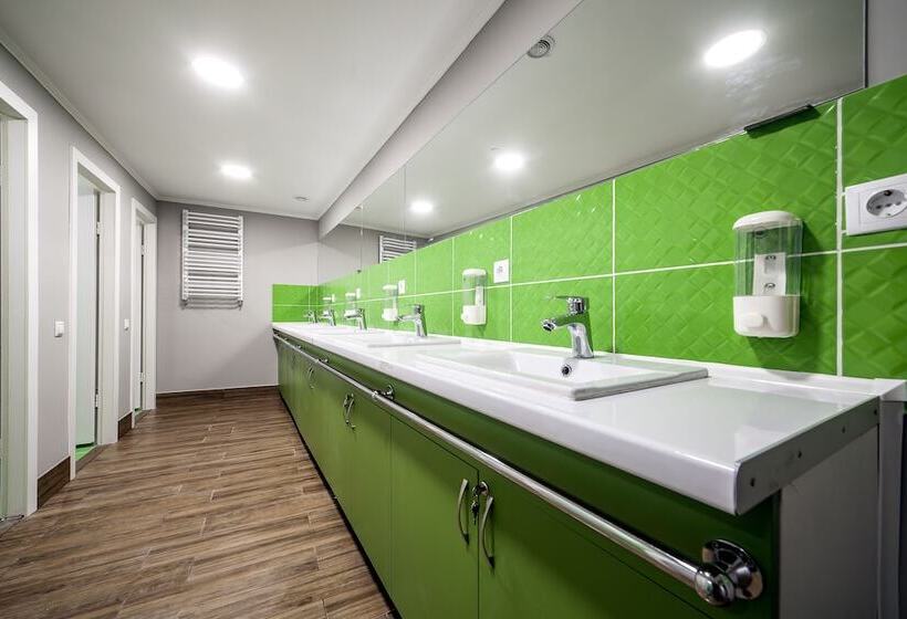 تختخواب در اتاق مشترک, Ostriv Hostel