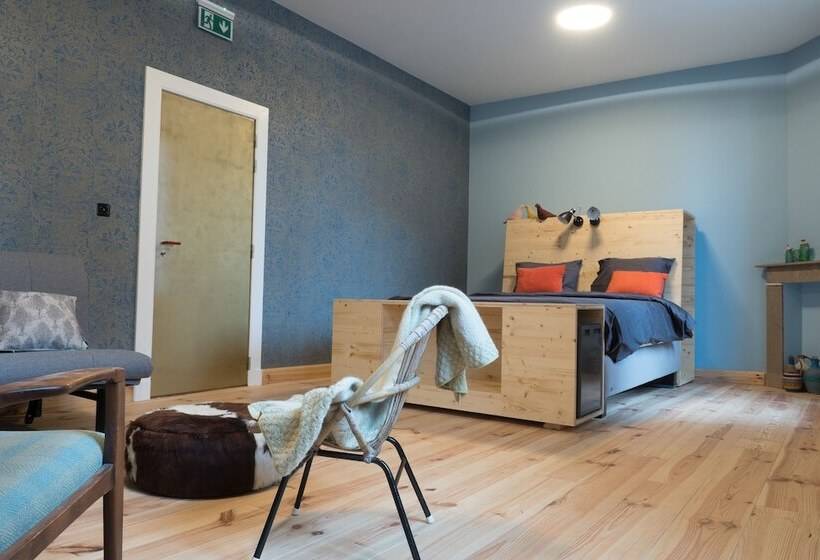 غرفة قياسية مزوَّدة بتراس, 22b&b