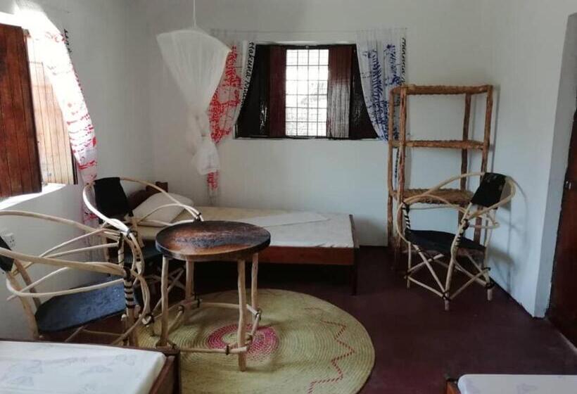 اتاق استاندارد سه تخته با سرویس بهداشتی مشترک, Sunny House Paje Ii