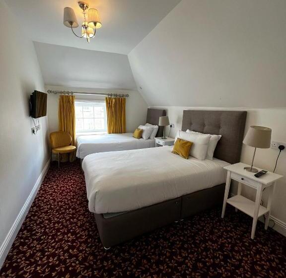 패밀리 룸, Tom Dick And Harriet S Accommodation