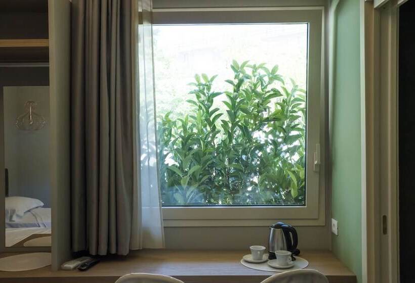 Deluxe Zimmer, L'albero
