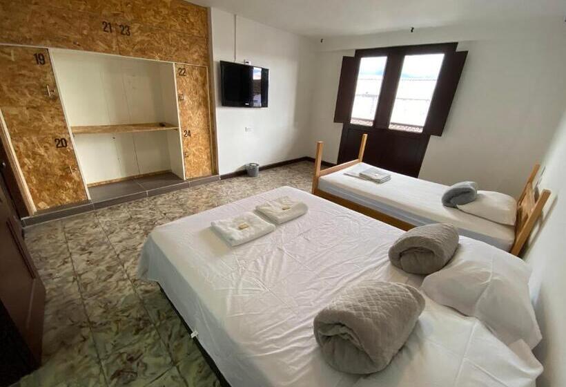 اتاق استاندارد سه تخته با بالکن, Les Balcons Hostel