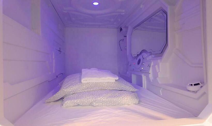 سرير فى غرفة مشتركه, U Street Capsule Hostel