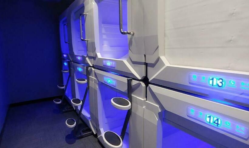 سرير فى غرفة مشتركة مزودة بحمام مشترك, U Street Capsule Hostel