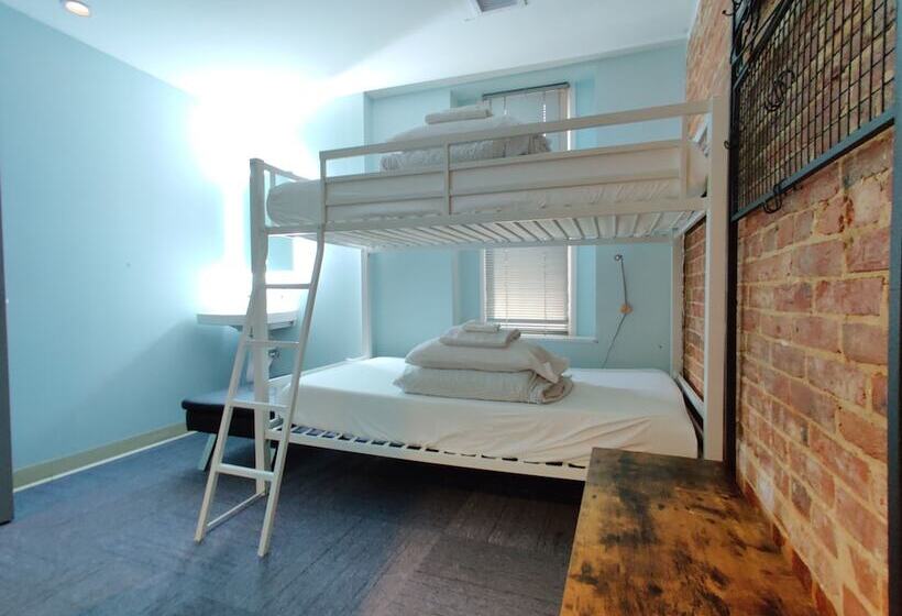 سرير فى غرفة مشتركه, U Street Capsule Hostel