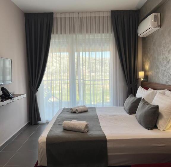 اتاق استاندارد با چشم‌انداز استخر, Domus Hotel & Apartments