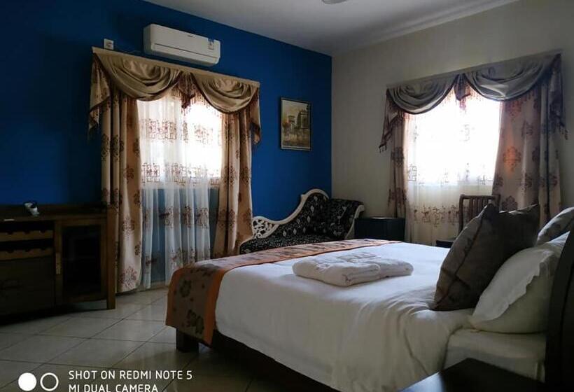اتاق استاندارد سه نفره, Golden House