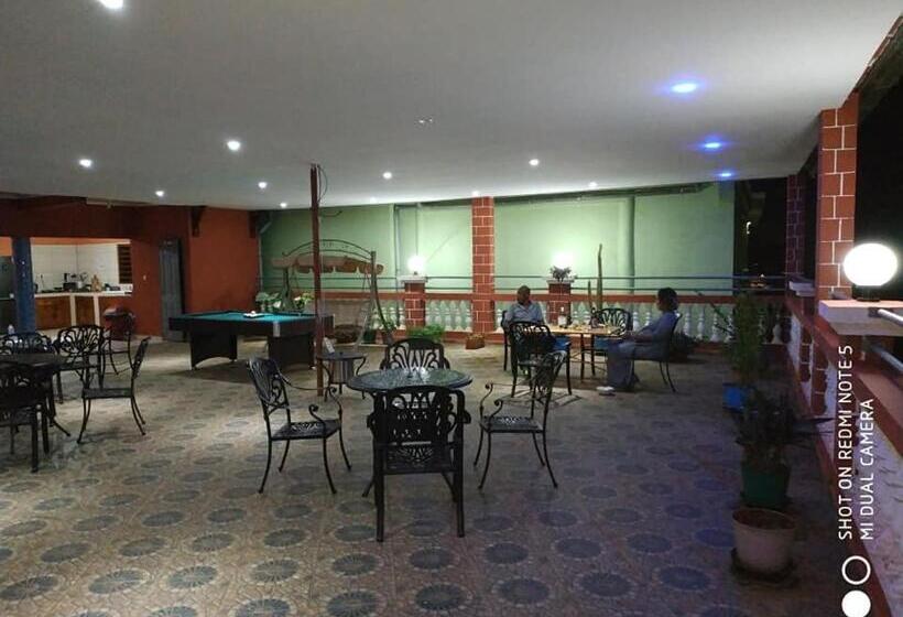 اتاق استاندارد سه نفره, Golden House