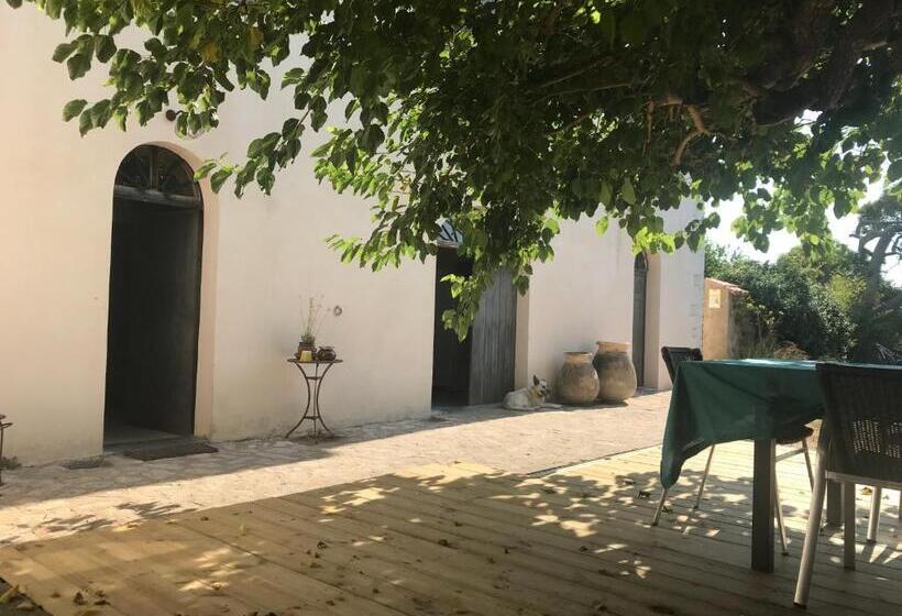 اتاق استاندارد, A Loghja Di Cavallo Morto