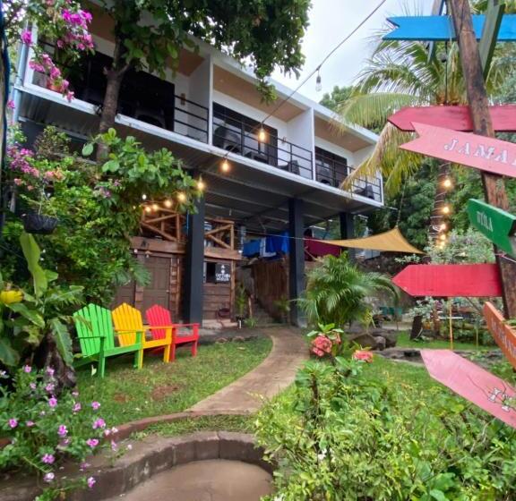 اتاق استاندارد با چشم‌انداز باغ, Captain Morgan Hostel Lake Coatepeque