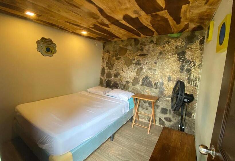 اتاق استاندارد با چشم‌انداز باغ, Captain Morgan Hostel Lake Coatepeque