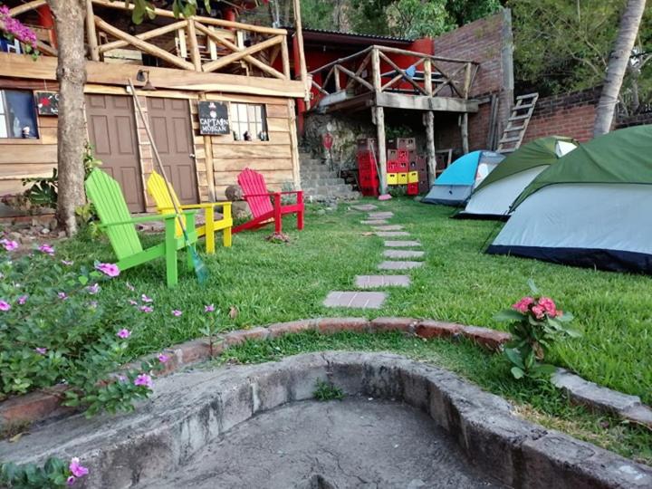 چادر با خدمات رفاهی استاندارد, Captain Morgan Hostel Lake Coatepeque