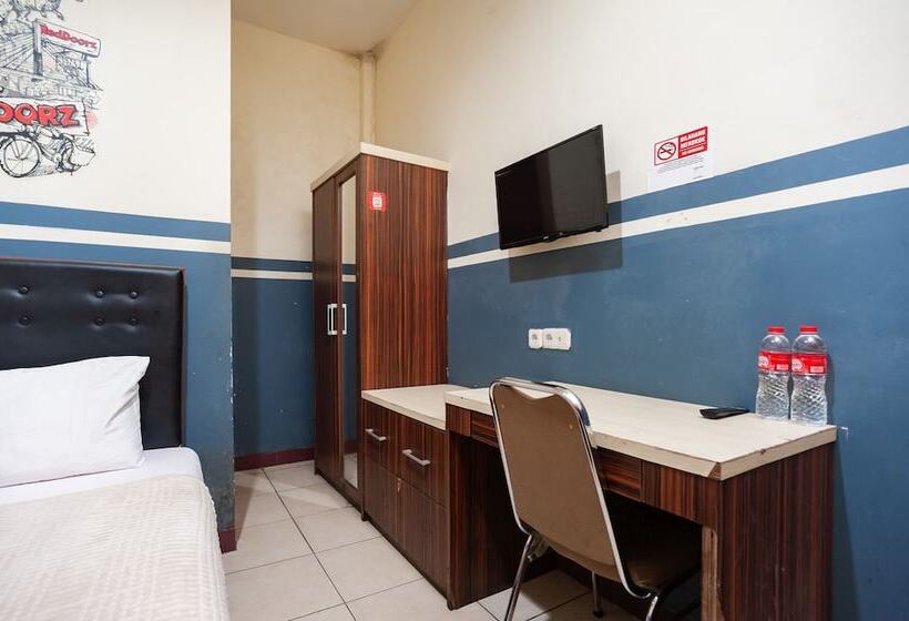Номер Стандарт, Reddoorz Plus Near Universitas Indonesia