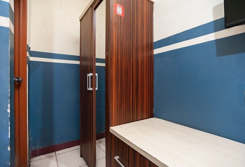 Номер Стандарт, Reddoorz Plus Near Universitas Indonesia