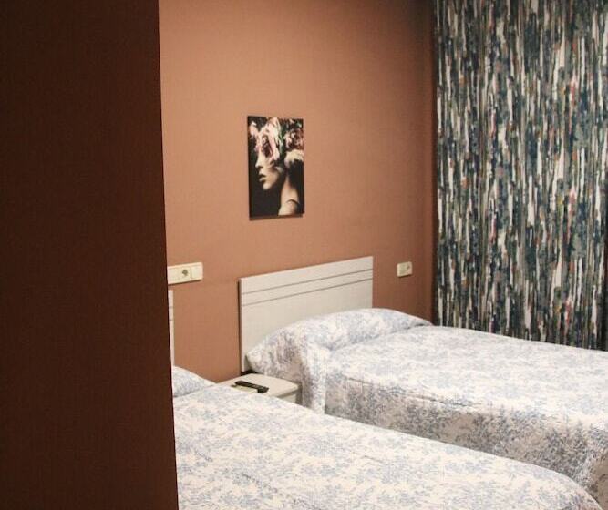 Номер Deluxe, Hostal Burgalés