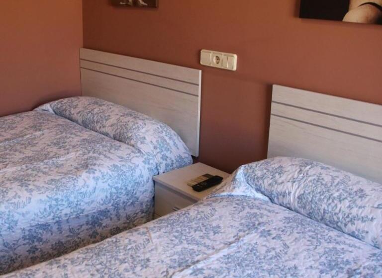 Номер Deluxe, Hostal Burgalés