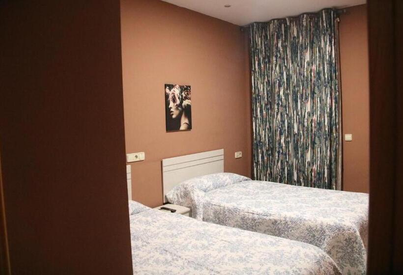 Номер Deluxe, Hostal Burgalés