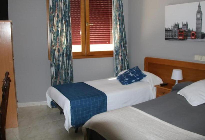 Трехместный Номер Базовый, Hostal Burgalés