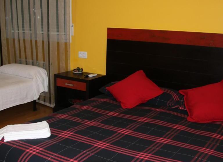 Дом 1 Спальня, Hostal Burgalés