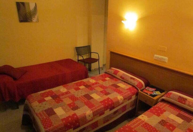 Номер Стандарт Трехместный, Hostal Las Rumbas