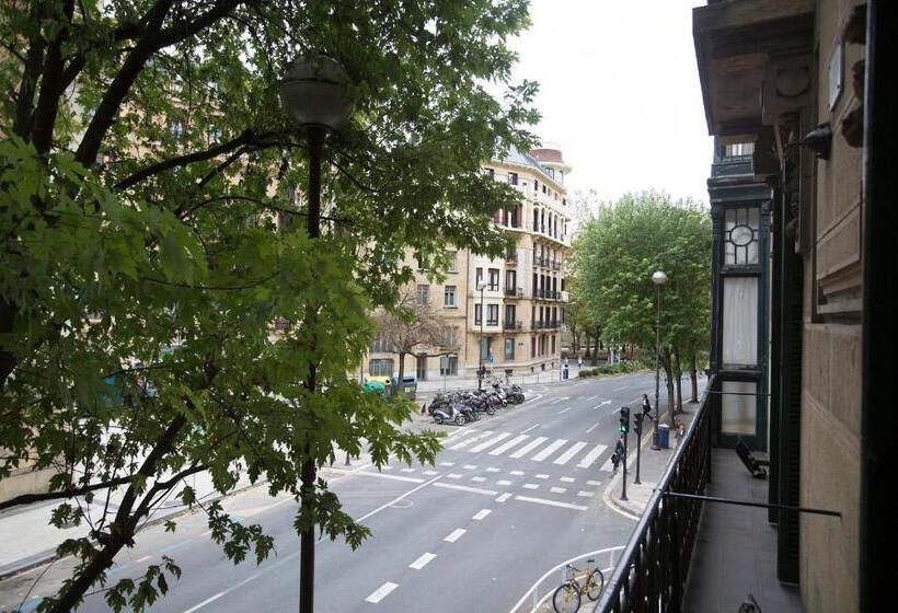 Quarto Triplo Estandar com Sacada, Pensión Nuevas Artes