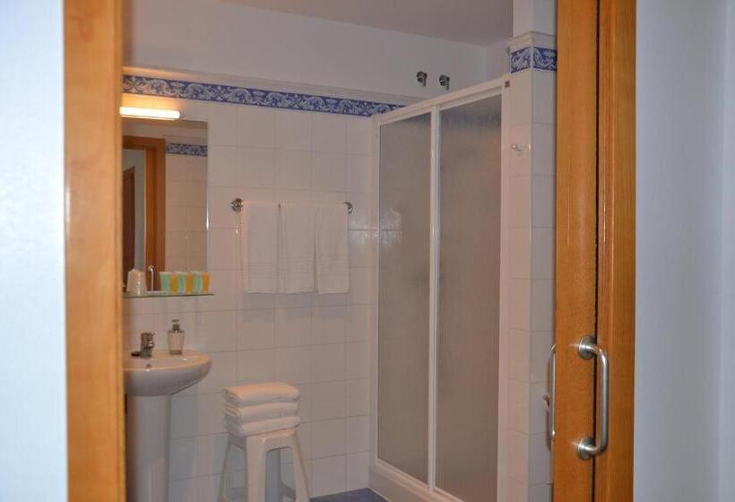 Quarto Triplo Estandar com Sacada, Pensión Nuevas Artes