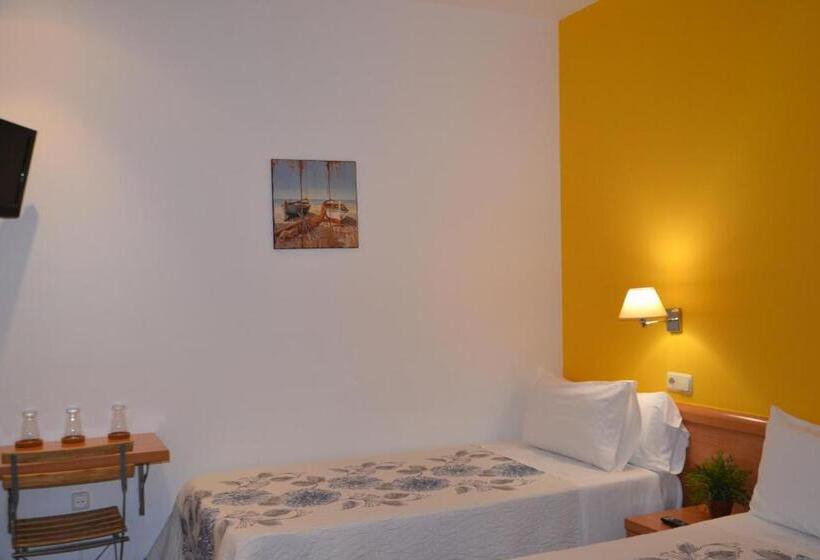 Quarto Triplo Estandar Interior, Pensión Nuevas Artes