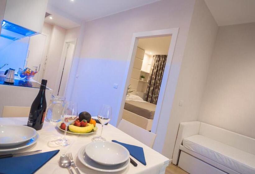 آپارتمان 1 خوابه با چشم‌انداز جانبی دریا, White Suite & Apartments