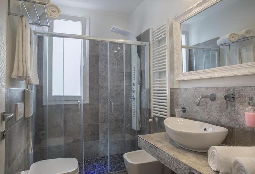 آپارتمان 2 خوابه با چشم‌انداز دریا, White Suite & Apartments