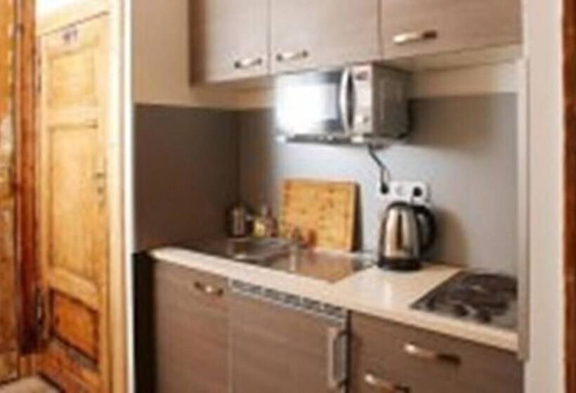 اتاق استاندارد با سرویس بهداشتی مشترک, Littlefriedrichrooms At Propellerwerk