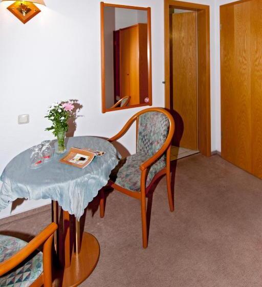 Quarto Economy, Pension Cafe Suzette