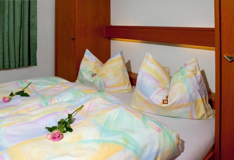 Quarto Economy, Pension Cafe Suzette