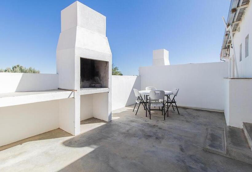 اتاق ساده سه‌ نفره, White House Guest Farm