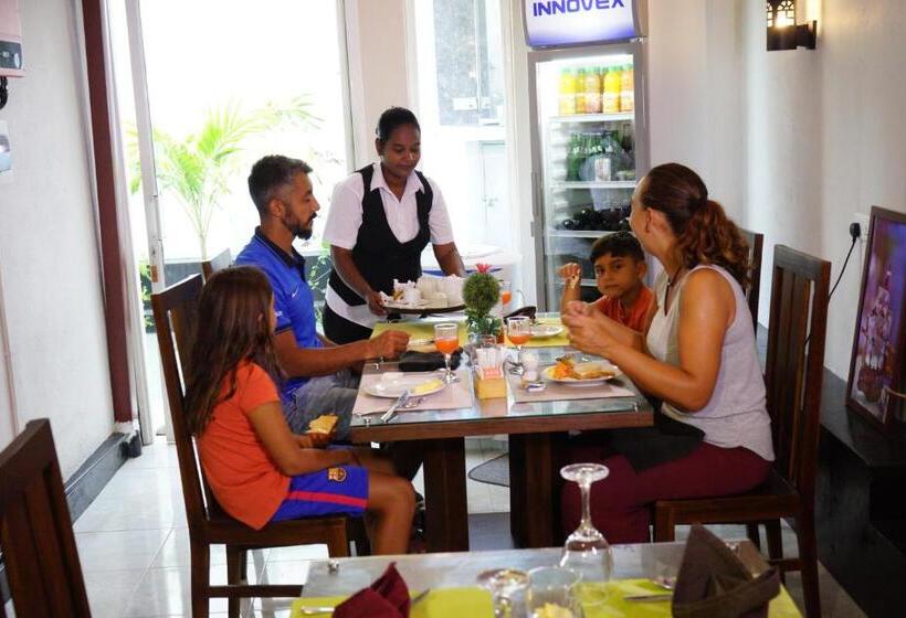 اتاق لوکس با بالکن, Diva Villa Airport Transit