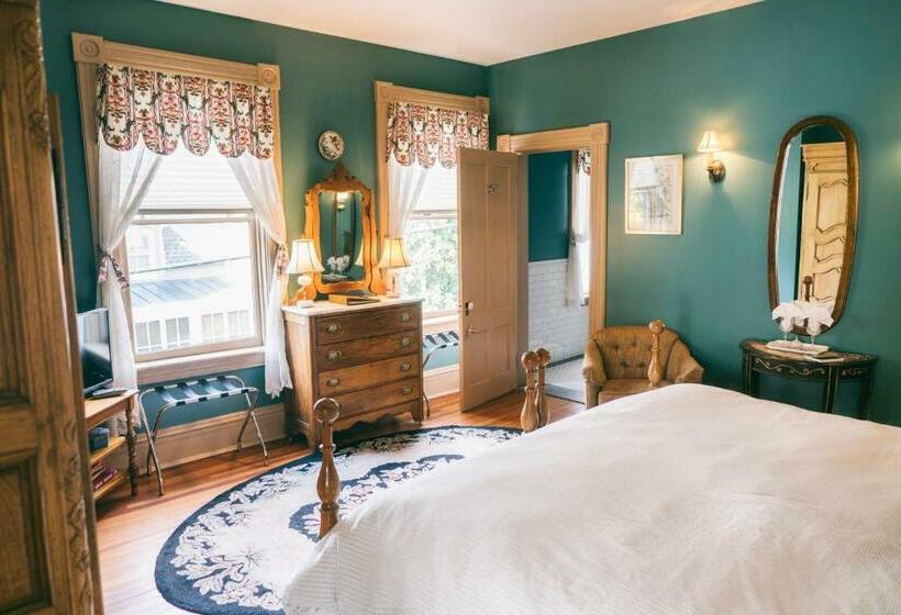 اتاق لوکس با وان آب گرم, Hummingbird Inn