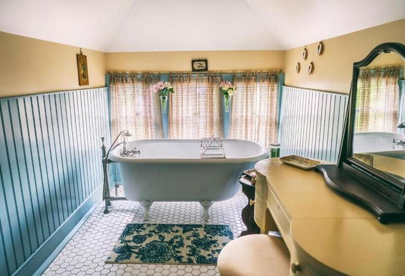 Четырехместный номер Премиум, Hummingbird Inn