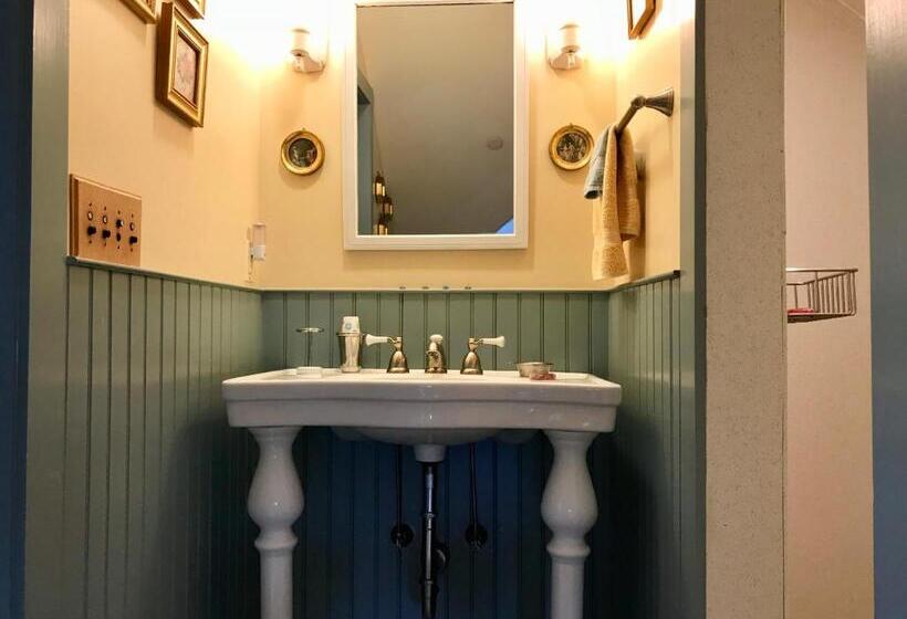 اتاق پریمیوم چهارنفره, Hummingbird Inn