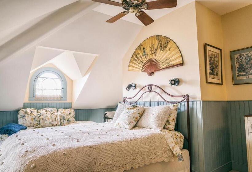 اتاق پریمیوم چهارنفره, Hummingbird Inn