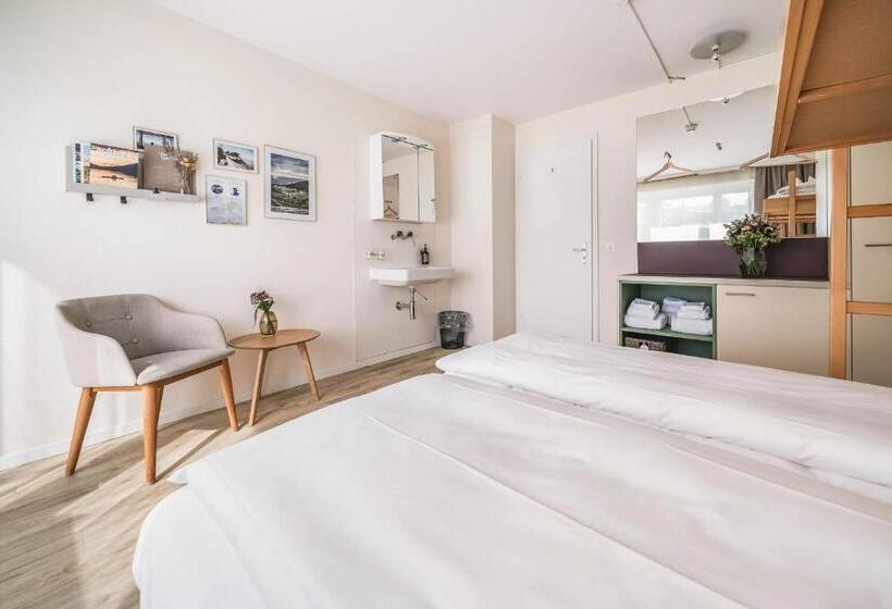 标准三人间共用浴室, Wanderlust Guesthouse