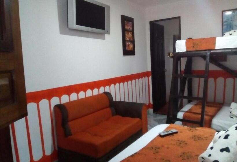 Четырехместный Номер Стандарт, Hostal Casa Artvelez