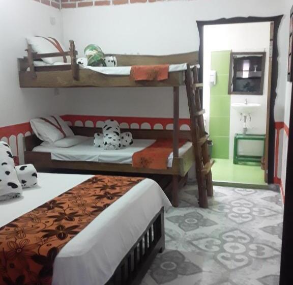 Четырехместный Номер Стандарт, Hostal Casa Artvelez