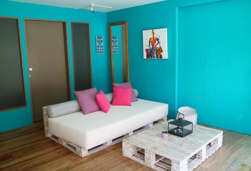Полулюкс с Бассейном, Meno Suites