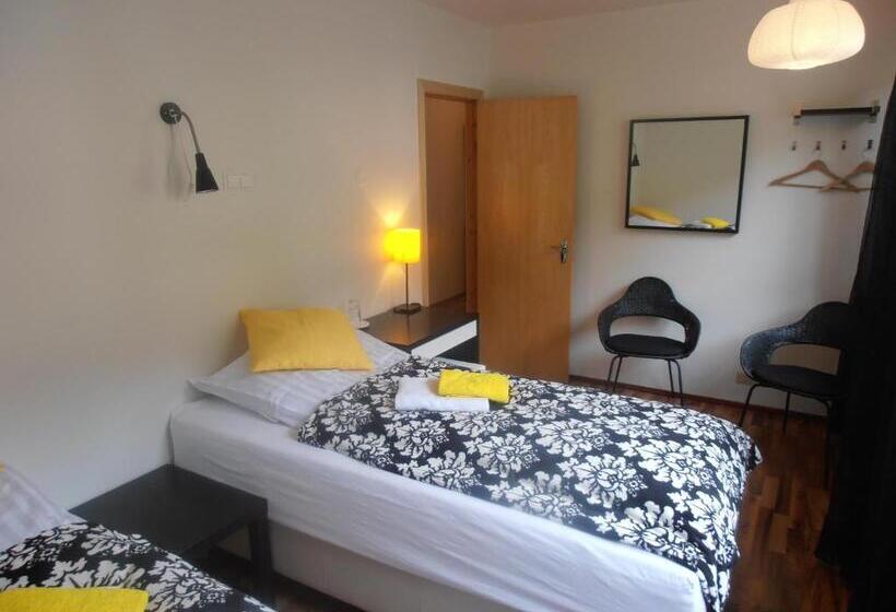 اتاق استاندارد با سرویس بهداشتی مشترک, Giljur Guesthouse